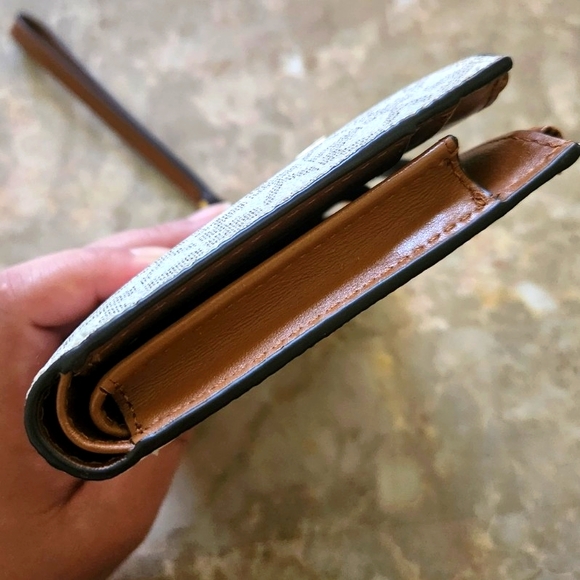 MICHAEL MICHAEL KORSAdele Logo Smartphone Wallet- vanilla/brown color - Picture 3 of 14